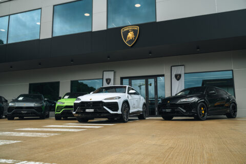 Ladies in Motion, 3 pagine Testatina: Lamborghini Urus SE