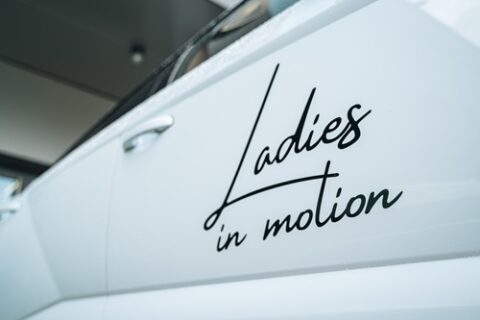 Ladies in Motion, 3 pagine Testatina: Lamborghini Urus SE