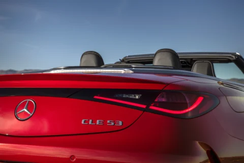 Con la Mercedes-AMG CLE 53 4MATIC+ Cabriolet, prestazioni di alto livello con il raffinato “cuore” sei cilindri in linea danno spazio alla guida dinamica più coinvolgente. Con tutte le ricercatezze dedicate al massimo comfort a vettura scoperta