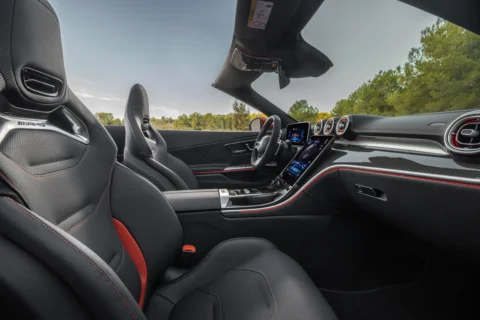 Con la Mercedes-AMG CLE 53 4MATIC+ Cabriolet, prestazioni di alto livello con il raffinato “cuore” sei cilindri in linea danno spazio alla guida dinamica più coinvolgente. Con tutte le ricercatezze dedicate al massimo comfort a vettura scoperta