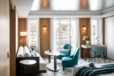Lo Storchen Zürich è l'unico hotel situato direttamente sul fiume Limmat, nel cuore del centro storico e a pochi passi dalla Bahnhofstrasse