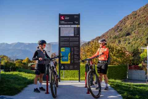 Quali iniziative meritano dunque di essere segnalate riguardo al marketing, la promozione e la comunicazione? «Sono numerosi i progetti prioritari che, accanto alle attività correnti, vedranno impegnato Lugano Region nel corso del 2025 a cominciare dall’attivazione di almeno una decina di offerte promozionali di prodotto con pernottamento. In linea con la strategia Family Destination, è previsto lo sviluppo di una serie di progetti mirati ad accrescere l’attrattività verso questo target nonché la realizzazione di nuovi prodotti per diversi segmenti, iniziando dalla realizzazione di nuovi percorsi mountain-bike e gravel. Da segnalare poi tutta una serie di iniziative che saranno portate avanti per intensificare la nostra presenza sul mercato tedesco, negli Stati Uniti e in Arabia Saudita. E, ancora, la valorizzazione del Pop Up presso il nuovo Infopoint di Via Magatti 6, l’implementazione del progetto “Lugano Region Ti Conosco”, una serie di workshop per il personale addetto al front office per informarli sulle novità, migliorare l’accoglienza e l’ospitalità». Guardando alle realizzazioni in corso a che punto siete riguardo al programma di creazione di percorsi gravel? «Direi che quanto abbiamo fatto rappresenta un po' il nostro fiore all’occhiello. È stato completato dai percorsi selezionati appositamente per bici gravel e per gli amanti della (e)-MTB che desiderano affrontare un avvincente itinerario panoramico, su cinque tappe, con difficoltà tecnica minima ma con inevitabili dislivelli da coprire. Percorso che alterna strade asfaltate a strade sterrate ma pure sentieri di medio-facile percorrenza, a volte con fondo irregolare che su dei tratti potrebbero richiedere la spinta della bicicletta (2.8 km su 236 km totali); sono infatti due i sentieri di collegamento che permettono di congiungere idealmente le varie vallate/sub-regioni così da ottimizzare gli spostamenti». L’enogastronomia si conferma un fattore attrattivo sempre più importante… «Il patrimonio culinario si sta affermando sempre più come un fattore decisivo nei processi di attrazione e fruizione turistica. Il turismo enogastronomico acquisisce una rilevanza notevole nella scelta di vacanza, non solo perché il cibo è importante nell’esperienza turistica, ma anche perché l’enogastronomia è diventata una pratica culturale inclusiva di aspetti etici e di sostenibilità del territorio. I prodotti agroalimentari tipici, infatti, se opportunamente salvaguardati, concorrono alla costruzione dell’identità di un territorio e ad attivare sinergie con altre risorse (arte, ambiente…). Mi piace dunque dire che l’enogastronomia è cultura, nonché un punto di connessione tra turista e territorio e che da questo punto di vista il Luganese ha davvero molto da offrire grazie all’impegno dei ristoratori (dai grotti ai locali stellati), alle numerose manifestazioni promozionali e anche al sostegno offerto delle diverse istituzioni pubbliche». E ancora, come pensate di muovervi riguardo a mercati potenzialmente suscettibili di sviluppo? «A partire dal 2023 il settore MICE e Incoming di Lugano Region è stato integrato all'interno del Ticino Convention Bureau, un centro di competenza cantonale per il turismo d'affari composto da un team di professionisti che si occupa della gestione delle richieste MICE e Incoming. Questo processo ha facilitato il rapporto con aziende e operatori del settore che intendono organizzare eventi a Lugano e nel suo territorio e i risultati già si vedono nel numero e nella qualità delle manifestazioni già svolte o in programma per i prossimi mesi e nelle richieste che vengono di continuo indirizzate ai nostri esperti del settore meeting, incentives, congressi e eventi», Lugano Region ha di recente conseguito il Label II Engaged nell’ambito del programma Swisstainable promosso da Svizzera Turismo. Che significato ha questo attestato? «Questo importante riconoscimento conferma l'impegno concreto ad interpretare la sostenibilità, concetto multidimensionale, sotto tutti gli aspetti e in tutte le sue attività, contribuendo in questo modo ad uno sviluppo sostenibile della destinazione, a livello ambientale, economico e sociale». Nello specifico quali iniziative avete intrapreso nel campo dell’accessibilità? «Con l'obiettivo di offrire esperienze inclusive per viaggiatori individuali e piccoli gruppi, il 9 maggio 2025 è stato inaugurato il “Grand Tour della Svizzera senza barriere”: un itinerario in dieci tappe che tocca alcune delle attrazioni più spettacolari della Svizzera, tra cui Lugano. Il tour è personalizzabile in base alle preferenze dei partecipanti e comprende un viaggio in treno panoramico, una crociera in battello e l’accompagnamento di una guida turistica specializzata. La seconda iniziativa riguarda l’impegno ambientale attraverso l’adesione al programma myclimate “Cause We Care”, volto a compensare le emissioni nocive di anidride carbonica. Questo programma permette agli operatori turistici di offrire ai clienti la possibilità di contribuire volontariamente alla protezione del clima al momento dell’acquisto di prodotti o servizi. L’Ente Turistico del Luganese ha introdotto una donazione volontaria dell’1% o 2% su tutti gli acquisti effettuati tramite il proprio marketplace online».