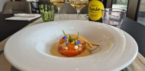 Trancio di lucioperca avvolto nel pane di segale, mandorle e santoreggia, funghi pioppini e spuma di patate