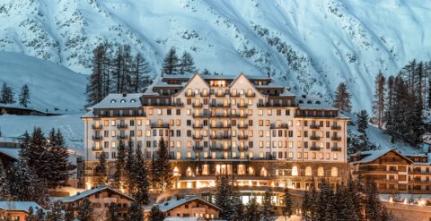 Il Carlton Hotel St. Moritz è un prestigioso hotel 5 stelle superior situato su un soleggiato altopiano sopra il ago di St. Moritz, nel cuore dell'Engadina. Inaugurato nel 1913 e completamente rinnovato nel 2007, combina l'eleganza storica con un design contemporaneo, grazie al lavoro dell'Interior designer ticinese Carlo Rampazzi