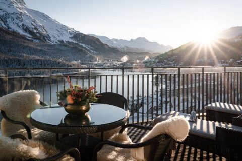 Il Carlton Hotel St. Moritz è un prestigioso hotel 5 stelle superior situato su un soleggiato altopiano sopra il ago di St. Moritz, nel cuore dell'Engadina. Inaugurato nel 1913 e completamente rinnovato nel 2007, combina l'eleganza storica con un design contemporaneo, grazie al lavoro dell'Interior designer ticinese Carlo Rampazzi