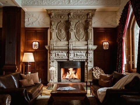 Il Carlton Hotel St. Moritz è un prestigioso hotel 5 stelle superior situato su un soleggiato altopiano sopra il ago di St. Moritz, nel cuore dell'Engadina. Inaugurato nel 1913 e completamente rinnovato nel 2007, combina l'eleganza storica con un design contemporaneo, grazie al lavoro dell'Interior designer ticinese Carlo Rampazzi