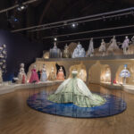 L’estetica della Regina Maria Antonietta riscattata al V & A di Londra.