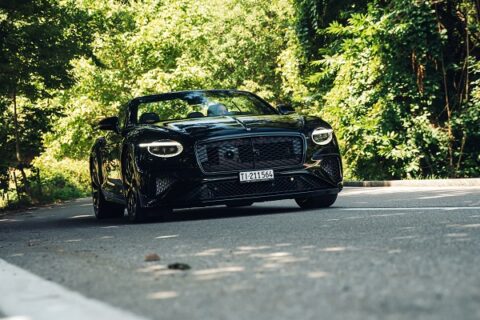 Ladies in motion con Bentley Continental GTC: questa è davvero l’auto dei sogni! Ticino Welcome, in collaborazione con il concessionario Sport Cars Sales & Service AG di Lugano-Grancia, rivenditore ufficiale di Bentley e Lamborghini in Ticino e Simonetta Rota Agency, 