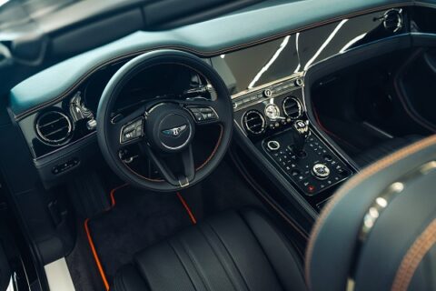 Ladies in motion con Bentley Continental GTC: questa è davvero l’auto dei sogni! Ticino Welcome, in collaborazione con il concessionario Sport Cars Sales & Service AG di Lugano-Grancia, rivenditore ufficiale di Bentley e Lamborghini in Ticino e Simonetta Rota Agency, 
