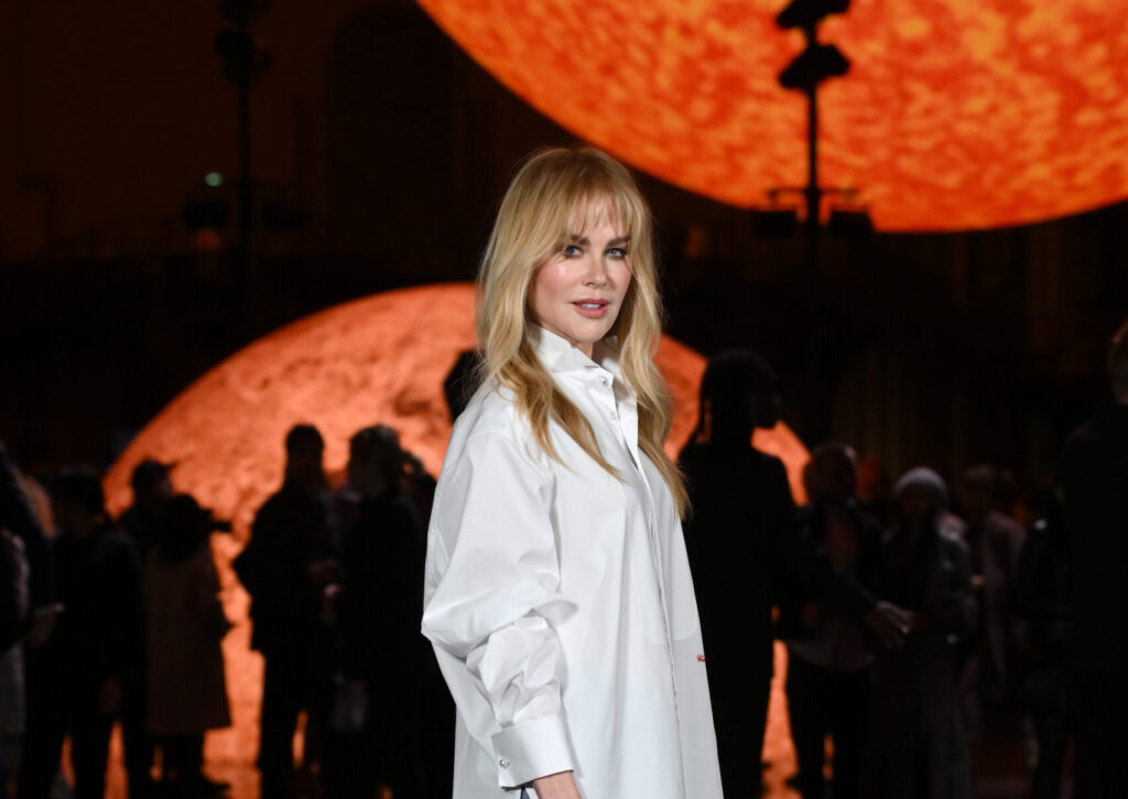 Eleganza senza tempo: Nicole Kidman incanta alla Paris Fashion Week con OMEGA