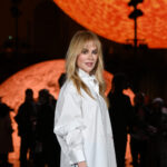 Eleganza senza tempo: Nicole Kidman incanta alla Paris Fashion Week con OMEGA