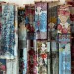 Tra arte e tessuti: l’universo di kimono e foulards firmati Dominique Nerfin
