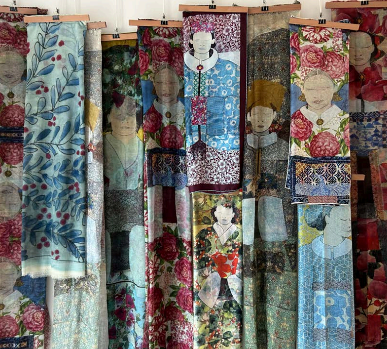 Tra arte e tessuti: l’universo di kimono e foulards firmati Dominique Nerfin