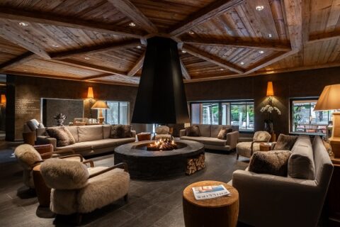 Lo Gstaad Palace riapre tra memoria cinematografica, nuovi sapori e un inverno di eventi