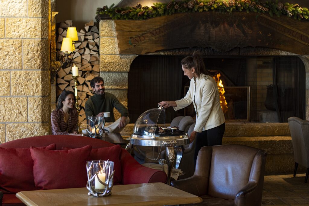 Lo Gstaad Palace riapre tra memoria cinematografica, nuovi sapori e un inverno di eventi