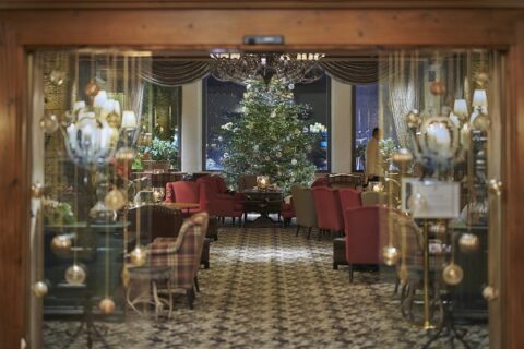 Lo Gstaad Palace riapre tra memoria cinematografica, nuovi sapori e un inverno di eventi