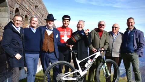 Un brindisi al Monte Tamaro per celebrare il Merlot ticinese e il campione Filippo Colombo