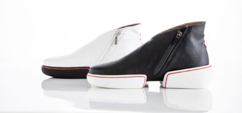 CRIMAGNO si afferma a Los Angeles: il marchio svizzero di calzature etiche premiato per l’innovazione sostenibile Un riconoscimento alla visione circolare del brand svizzero, che unisce lusso, tecnologia e responsabilità ambientale Meta description (SEO, breve): CRIMAGNO premiato con l’Avantgarde Award 2025: il brand svizzero di calzature etiche si distingue per innovazione, sostenibilità e design circolare. Titolo SEO: CRIMAGNO: il marchio svizzero che vince l’Avantgarde Award 2025 per l’innovazione sostenibile Titolo slug: crimagno-avantgarde-award-2025 Introduzione Alla Avantgarde Gala di Los Angeles, evento promosso dalla Swiss American Chamber of Commerce in Southern California, il marchio svizzero CRIMAGNO ha ottenuto l’Avantgarde Award 2025, un riconoscimento destinato alle realtà che contribuiscono a ridefinire i confini dell’innovazione con idee capaci di generare impatto sociale, culturale e ambientale. Un premio che arriva in una fase di forte espansione per il brand, diventato in pochi anni un riferimento internazionale nel settore della calzatura sostenibile. Un concept che fonde lusso e responsabilità La giuria ha scelto CRIMAGNO per l’approccio pionieristico allo sviluppo di scarpe ibride, genderless e progettate secondo principi di economia circolare. Il marchio impiega materiali ricavati da scarti dell’industria alimentare – tra cui agrumi, mele, mais e funghi – insieme ad altre fibre innovative di origine sostenibile. Ogni modello è completamente riciclabile e le scarpe dismesse vengono trasformate in superfici sportive e pannelli fonoassorbenti, riducendo l’impatto finale sul ciclo dei rifiuti. Produzione artigianale e impatto sociale La filosofia del marchio nasce dall’idea che lusso e responsabilità possano convivere. Le calzature CRIMAGNO, disegnate in Svizzera e realizzate a mano in Italia, si distinguono per l’attenzione al comfort, alla tecnologia dei materiali e a un’estetica contemporanea, con la possibilità per i clienti di personalizzare ogni singolo paio. Una parte delle entrate sostiene progetti di riforestazione che generano lavoro nelle comunità rurali e contribuiscono al ripristino di ecosistemi naturali. Un modello che unisce design e inclusione sociale, ampliando il concetto di sostenibilità oltre la produzione. Una crescita che supera i confini europei Negli ultimi anni, CRIMAGNO ha consolidato la propria presenza in fiere internazionali e conquistato un pubblico globale attento alla qualità, all’etica e alle nuove tecnologie applicate alla moda. L’Avantgarde Award 2025 rappresenta quindi un ulteriore passo in avanti nel percorso del brand, confermando la crescente rilevanza delle imprese che investono in innovazione responsabile. Prospettive future Secondo quanto comunicato dal marchio, l’obiettivo per i prossimi mesi è ampliare la rete distributiva e intensificare la diffusione del messaggio che guida l’intero progetto: bellezza e responsabilità non solo possono convivere, ma possono diventare la base per un nuovo modo di concepire l’industria della moda. CRIMAGNO prosegue così il proprio percorso internazionale, promuovendo un’idea di calzatura in cui ogni passo – letteralmente – può generare un impatto positivo.