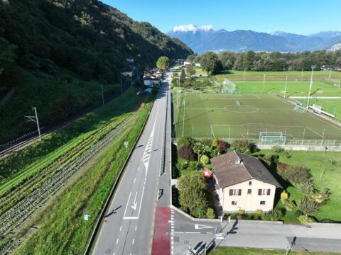 Ticino Bici 2045 entra nella fase operativa: via libera al messaggio per la prima attuazione Il Consiglio di Stato ha licenziato il messaggio per un credito di 2 milioni di franchi destinato ad avviare le prime misure della strategia cantonale sulla mobilità ciclabile. Un percorso decennale che accompagna investimenti infrastrutturali per circa 180 milioni. Titolo SEO: Ticino Bici 2045, approvato il messaggio per l’attuazione della strategia ciclabile Titolo slug: ticino-bici-2045-attuazione-strategia-cantonale Meta description: Ticino Bici 2045 entra nella fase attuativa: il Consiglio di Stato approva un credito per avviare misure concrete a sostegno della mobilità ciclabile cantonale. Il progetto Ticino Bici 2045 compie un passo decisivo verso la sua concreta realizzazione. Nella sua ultima seduta, il Consiglio di Stato ha infatti licenziato il messaggio con cui viene richiesto un credito di 2 milioni di franchi, destinato a finanziare la prima fase di attuazione della strategia cantonale sulla mobilità ciclabile. Si tratta di un pacchetto di interventi che accompagnerà, nel corso dei prossimi dieci anni, la pianificazione e la realizzazione delle infrastrutture dedicate alla bicicletta. L’orizzonte temporale della strategia è di lungo periodo, ma l’impostazione operativa punta a risultati progressivi e misurabili. L’obiettivo dichiarato è rafforzare il ruolo della bicicletta come mezzo di trasporto quotidiano e per il tempo libero, proponendola come alternativa credibile all’automobile, in un’ottica di sostenibilità ambientale, efficienza degli spostamenti e qualità della vita. Un approccio che va oltre le infrastrutture Pur riconoscendo il ruolo centrale delle reti ciclabili, Ticino Bici 2045 non si limita alla sola dimensione infrastrutturale. La strategia prevede un insieme articolato di azioni che intervengono anche sulla comunicazione, sulla sensibilizzazione degli utenti e sulla formazione, elementi considerati essenziali per favorire un cambiamento duraturo nelle abitudini di mobilità. Nel complesso, il piano si articola in 53 azioni concrete, sviluppate in coerenza con la Legge federale sulle vie ciclabili, entrata in vigore il 1° gennaio 2023. Un quadro normativo che assegna ai Cantoni un ruolo attivo nella pianificazione e nel coordinamento delle infrastrutture ciclabili, ponendo nuovi standard di qualità e sicurezza. La strategia cantonale è stata adottata formalmente dal Consiglio di Stato il 28 maggio e presentata al pubblico il 30 settembre, in occasione del Bike forum 2025 di Bellinzona. Il messaggio ora licenziato rappresenta il primo tassello operativo di questo percorso. Investimenti e orizzonte temporale Le misure finanziate dal credito richiesto accompagneranno un programma di investimenti ben più ampio. Attraverso l’attuazione dei Programmi d’agglomerato, il Cantone prevede infatti di destinare circa 180 milioni di franchi, nell’arco dei prossimi dieci anni, allo sviluppo delle infrastrutture ciclabili. Tra il 2026 e il 2035, l’obiettivo è ampliare e migliorare le reti ciclabili sia utilitarie sia dedicate allo svago, adeguare le infrastrutture esistenti ai nuovi standard progettuali, e sperimentare soluzioni innovative in grado di rispondere a esigenze di sicurezza, fluidità e integrazione con gli altri mezzi di trasporto. Particolare attenzione sarà rivolta anche alla segnaletica, orizzontale e verticale, e alle azioni di sensibilizzazione rivolte ai diversi gruppi di utenza. Un capitolo specifico riguarda inoltre l’educazione dei giovani a un uso corretto e consapevole della bicicletta, considerata una leva strategica per consolidare nel tempo una cultura della mobilità sostenibile. Prime misure già in corso Alcuni provvedimenti previsti da Ticino Bici 2045 sono già stati avviati e non richiedono investimenti supplementari. Tra questi figura la definizione di nuovi standard progettuali per le infrastrutture ciclabili, che verranno formalizzati in apposite schede tecniche nel corso del 2026. Un altro esempio concreto è rappresentato dalla sperimentazione della prima strada ciclabile del Cantone, lungo via Bramantino a Locarno. Il progetto, sviluppato in collaborazione con la Città, è iniziato all’inizio di dicembre e proseguirà fino alla fine del 2026, con l’obiettivo di testare soluzioni innovative e valutarne l’impatto sulla sicurezza e sulla convivenza tra le diverse modalità di trasporto. Una strategia di accompagnamento Con il licenziamento del messaggio, Ticino Bici 2045 entra quindi nella sua fase di accompagnamento operativo. Non un semplice piano di costruzione di piste ciclabili, ma una strategia trasversale che mira a integrare la bicicletta nel sistema complessivo della mobilità cantonale. Il credito richiesto rappresenta un investimento mirato, pensato per sostenere l’evoluzione delle infrastrutture e, allo stesso tempo, favorire un cambiamento culturale. Un passaggio ritenuto indispensabile affinché la crescita della mobilità ciclabile non resti solo un obiettivo programmatico, ma si traduca in un utilizzo concreto e diffuso sul territorio ticinese.