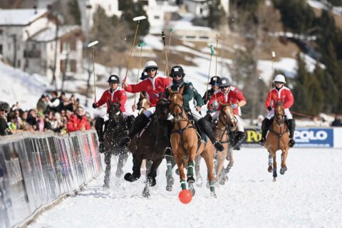 La Snow Polo World Cup 2026 torna sul lago di St. Moritz dal 23 al 25 gennaio: lavori in corso sul ghiaccio, biglietti quasi esauriti e un forte impatto economico per l’Engadina.