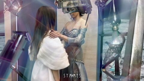 Symmes è il nuovo film di fantascienza indipendente del creativo ticinese Sebastiano B. Brocchi: un viaggio spaziale intimista, girato in Ticino, che rimette al centro il pensiero e il rapporto tra Essere e Avere.