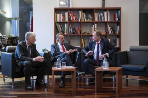 Incontro ufficiale a Bellinzona tra il Consiglio di Stato e l’ambasciatore ceco per rafforzare relazioni istituzionali e dialogo bilaterale.