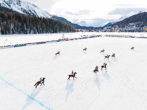 La Snow Polo World Cup 2026 torna sul lago di St. Moritz dal 23 al 25 gennaio: lavori in corso sul ghiaccio, biglietti quasi esauriti e un forte impatto economico per l’Engadina.