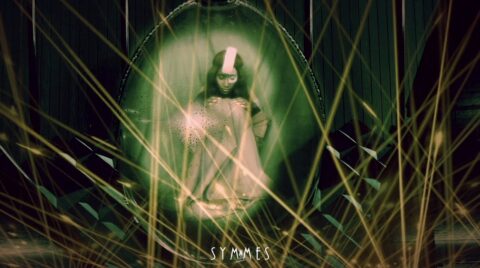 Symmes è il nuovo film di fantascienza indipendente del creativo ticinese Sebastiano B. Brocchi: un viaggio spaziale intimista, girato in Ticino, che rimette al centro il pensiero e il rapporto tra Essere e Avere.