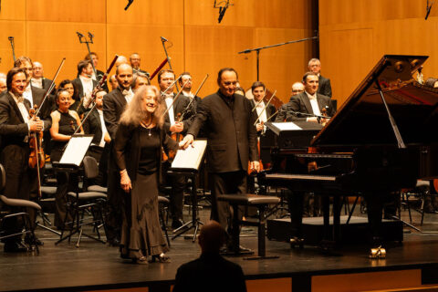 Grandi musicisti a Lugano, il LAC apre le porte alla prova generale con Martha Argerich e Charles Dutoit Sottotitolo Il 12 marzo l’Orchestra della Svizzera italiana accoglie due protagonisti della scena internazionale: concerto verso il sold out e accesso straordinario alla prova del mattino Meta description Grandi musicisti a Lugano: il 12 marzo al LAC prova generale aperta con Martha Argerich e Charles Dutoit insieme all’OSI. Programma con Ravel, Beethoven e Mendelssohn. Titolo SEO Grandi musicisti a Lugano: Argerich e Dutoit al LAC con l’OSI Slug grandi-musicisti-a-lugano-argerich-dutoit-lac-osi Il richiamo dei grandi musicisti a Lugano torna a farsi sentire con forza. Giovedì 12 marzo il palcoscenico del LAC ospiterà un appuntamento che si preannuncia tra i più attesi della stagione sinfonica: accanto all’Orchestra della Svizzera italiana saliranno infatti la pianista Martha Argerich e il direttore Charles Dutoit. Il concerto serale procede rapidamente verso il tutto esaurito. Per rispondere alla forte domanda, l’orchestra ha deciso di aprire al pubblico pagante anche la prova generale del mattino, in programma alle 10.30 sempre al LAC Lugano Arte e Cultura. I biglietti sono disponibili online su www.osi.swiss e presso la biglietteria del LAC al prezzo unico di 30 franchi. Un ritorno atteso Il ritorno di Martha Argerich a Lugano rinnova un legame consolidato con il pubblico ticinese. Considerata una delle pianiste più autorevoli del nostro tempo, la musicista argentina continua a esercitare un forte richiamo internazionale. La sua presenza, unita a quella di Charles Dutoit – figura di riferimento nel panorama direttoriale svizzero – conferisce alla serata un profilo di rilievo europeo. La scelta di aprire la prova generale non rappresenta soltanto una soluzione organizzativa di fronte al sold out imminente, ma anche un’occasione di avvicinamento al lavoro orchestrale. Il pubblico potrà assistere alla messa a punto del programma, con la possibilità che l’ordine dei brani subisca variazioni rispetto all’esecuzione serale. Il programma: tra classicismo e suggestioni sinfoniche Il cartellone riunisce tre pagine centrali del repertorio sinfonico tra Otto e Novecento. In apertura, Ma mère l’oye di Maurice Ravel, suite orchestrale ispirata al mondo fiabesco, capace di alternare leggerezza timbrica e raffinatezza armonica. Cuore della serata sarà il Concerto per pianoforte e orchestra n. 1 in do maggiore op. 15 di Ludwig van Beethoven, affidato alla lettura di Argerich. Opera giovanile ma già ricca di slanci innovativi, il brano mette in dialogo virtuosismo solistico e solidità formale. A completare il programma, la Sinfonia n. 4 in la maggiore op. 90 “Italiana” di Felix Mendelssohn, pagina luminosa e dinamica, ispirata ai viaggi dell’autore nella penisola italiana e tra le più eseguite del repertorio romantico. Un appuntamento che rafforza il profilo culturale cittadino L’iniziativa conferma il ruolo dell’OSI quale orchestra residente al LAC e punto di riferimento per la vita musicale del territorio. Il sostegno istituzionale e privato – dalla Repubblica e Cantone Ticino con il Fondo Swisslos alla Città di Lugano, dai Comuni dell’ERSL all’Associazione Amici dell’OSI, fino allo sponsor principale BancaStato e al Cantone dei Grigioni – contribuisce a consolidare una proposta culturale di respiro internazionale. Fondamentale anche il partenariato con RSI – Radiotelevisione svizzera, che assicura la diffusione radiofonica dei concerti. In un calendario che negli ultimi anni ha visto alternarsi solisti e direttori di primo piano, la presenza congiunta di Argerich e Dutoit si inserisce nel solco di una programmazione che punta con decisione sui grandi musicisti a Lugano. L’apertura straordinaria della prova generale rappresenta così non solo una risposta alla domanda del pubblico, ma anche un segnale della vitalità culturale cittadina. Informazioni e prenotazioni: www.osi.swiss Prova generale: 12 marzo 2026, ore 10.30, LAC Lugano Biglietti: CHF 30.–, prevendita online e biglietteria LAC