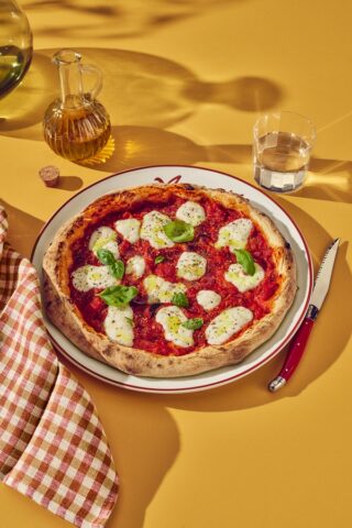 Cibo italiano da Manor: dal 24 febbraio al 16 marzo 2026 Manor Food e Manora celebrano l’Italia con specialità regionali, vini selezionati e piatti tipici nei ristoranti.