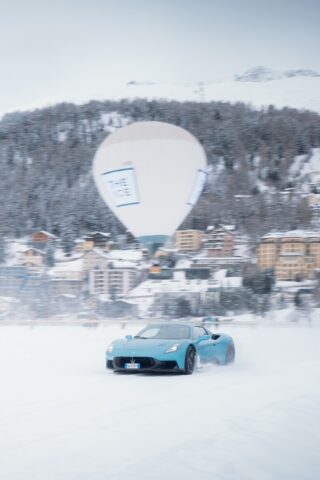 The I.C.E. St. Moritz 2026 celebra auto storiche e hypercar sul lago ghiacciato, tra concorso d’eleganza, arte contemporanea e spettacolo.