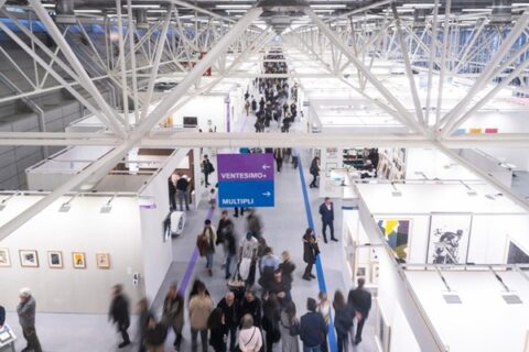Arte Fiera 2026 si chiude con oltre 50mila visitatori, vendite sostenute e sette premi assegnati. Successo per il nuovo corso di Davide Ferri e per il Fondo Arte Fiera da 100mila euro.