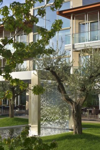 Cosa fare pedr la Festa della donna? A Bardolino un weekend wellness tra spa, piscine e rituali sensoriali per celebrare l’8 marzo sul Lago di Garda.