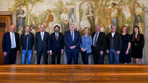 Ecco un articolo completamente riscritto, con tono da cronaca, adatto a un magazine online di approfondimento ticinese, ottimizzato per la parola chiave “Lugano e i rapporti internazionali” e senza tracce di scrittura automatica. Lugano e i rapporti internazionali: incontro istituzionale con l’Ambasciatore d’Ungheria La Città rafforza il dialogo diplomatico puntando su cultura, innovazione e cooperazione accademica Meta description Lugano e i rapporti internazionali al centro dell’incontro con l’Ambasciatore d’Ungheria: focus su cultura, università e innovazione. Il dialogo istituzionale La Città di Lugano ha accolto questa mattina, in Municipio, S.E. József Czukor, Ambasciatore d’Ungheria in Svizzera, per una visita di cortesia inserita nel quadro delle relazioni istituzionali tra autorità locali e rappresentanze diplomatiche. Al suo fianco erano presenti la Vice capo Missione Zsófia Nógrádi-Barkaszi e l’addetta Eszter Kroll. All’incontro ha preso parte anche il Consigliere agli Stati Fabio Regazzi, a conferma dell’interesse politico e istituzionale che accompagna il dialogo tra Lugano e i partner internazionali. Cultura come terreno di cooperazione Nel corso del colloquio, la delegazione ungherese ha manifestato l’intenzione di approfondire e ampliare le opportunità di collaborazione, in particolare in ambito culturale. L’obiettivo dichiarato è quello di valorizzare lo scambio tra realtà urbane e istituzionali, favorendo occasioni di confronto che possano tradursi in progetti concreti e duraturi. L’attenzione verso la dimensione culturale viene letta come un primo passo per consolidare relazioni più ampie, capaci di coinvolgere diversi settori della vita cittadina e rafforzare il posizionamento di Lugano nel contesto europeo. Lugano come crocevia europeo Nel suo intervento, il Sindaco Michele Foletti ha richiamato la vocazione storica e geografica della città, sottolineando come Lugano rappresenti da tempo un punto di incontro tra il mondo latino e l’area mitteleuropea. Una posizione che, secondo l’Esecutivo cittadino, rende naturale l’attenzione verso Paesi che hanno fatto dell’innovazione un pilastro delle proprie strategie di sviluppo. Questo approccio, orientato al dialogo e allo scambio, si riflette anche nella volontà di costruire relazioni che vadano oltre la dimensione formale, puntando su collaborazioni strutturate e di lungo periodo. Il ruolo strategico del polo universitario Un passaggio centrale dell’incontro è stato dedicato al sistema accademico luganese. Il Municipio ha ribadito come il rapporto tra la Città e le università presenti sul territorio non si limiti a una semplice coabitazione, ma si configuri come una partnership stabile, capace di generare effetti concreti sul tessuto economico e sociale. In questo contesto si inserisce il recente riconoscimento ottenuto dallo Startup Centre dell’Università della Svizzera italiana, inserito nell’edizione 2026 del ranking “Europe’s Leading Start-Up Hubs”, pubblicato dal Financial Times in collaborazione con Statista e Sifted. Un risultato che rafforza il profilo internazionale di Lugano come polo per l’innovazione e l’imprenditorialità ad alto contenuto scientifico. Lugano e i rapporti internazionali nel medio periodo L’incontro con la rappresentanza ungherese si inserisce in una più ampia strategia di apertura e posizionamento internazionale della Città. Cultura, formazione e innovazione emergono come leve principali attraverso cui Lugano intende consolidare i propri rapporti internazionali, rafforzando al contempo l’attrattività del territorio. Un percorso che, nelle intenzioni delle autorità cittadine, punta a tradurre il dialogo diplomatico in opportunità concrete per la comunità locale e per il sistema economico e culturale del Cantone. Titolo SEO Lugano e i rapporti internazionali: dialogo con l’Ambasciatore d’Ungheria tra cultura e innovazione Slug lugano-rapporti-internazionali-ambasciatore-ungheria