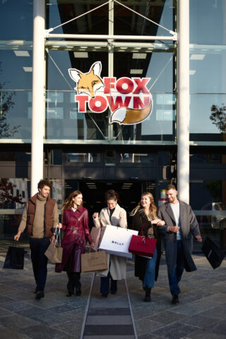 Punto di riferimento internazionale dello shopping di qualità in Svizzera, FoxTown Factory Stores festeggia il suo 30° anniversario confermandosi come realtà solida e innovativa, capace di attrarre oltre 63 milioni di visitatori e di valorizzare il territorio del Mendrisiotto