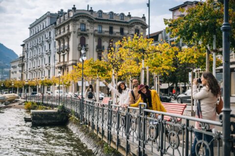 Il turismo ticinese chiude il 2025 con numeri solidi e prospettive di crescita Sottotitolo Pernottamenti in aumento, mercati internazionali dinamici e prime conferme per la strategia Ticino365 delineano un bilancio positivo del turismo ticinese. Meta description Il bilancio del turismo ticinese 2025 conferma una fase di consolidamento: crescono i pernottamenti, tengono i mercati chiave e le prospettive restano positive. Titolo SEO Bilancio del turismo ticinese 2025: dati, mercati e prospettive Titolo slug bilancio-turismo-ticinese-2025 Il 2025 si archivia come un anno di consolidamento per il comparto turistico cantonale. I dati ufficiali sulla ricettività indicano una tenuta complessiva del settore e confermano una traiettoria di crescita avviata già nel periodo post-pandemico. Nel complesso, i pernottamenti in Ticino hanno sfiorato quota 8,6 milioni, con una componente alberghiera che ha superato i 2,5 milioni di notti. Secondo le rilevazioni diffuse nell’ambito della Statistica della ricettività turistica (HESTA), le strutture alberghiere hanno registrato nel 2025 un totale di 2’510’079 pernottamenti, pari a un incremento del 3,7% rispetto all’anno precedente. Un risultato che, pur senza segnare balzi eccezionali, testimonia la solidità del sistema e la capacità della destinazione di mantenere attrattività in un contesto internazionale complesso. Mercati esteri in evidenza, Svizzera stabile La composizione della domanda conferma la centralità del mercato svizzero, che rappresenta circa il 60% delle notti alberghiere. Nel confronto con il 2024 si osserva una crescita contenuta ma positiva (+1%), mentre rispetto al 2019 l’aumento raggiunge il 6%, segnale di una domanda interna che ha recuperato e superato i livelli pre-crisi. Sul fronte internazionale spicca ancora una volta il mercato statunitense. Le notti generate dagli ospiti provenienti dagli Stati Uniti risultano in aumento dell’11% rispetto al 2024 e quasi del 50% rispetto al 2019, facendo degli USA il mercato con la crescita più marcata nel medio periodo. Buone performance anche dal Regno Unito (+14% su base annua), mentre gli altri mercati europei mostrano un andamento generalmente positivo, con l’eccezione della Francia (-1%) e dei Paesi del Golfo (-7%). Nel complesso, il numero di arrivi ha raggiunto 1’218’930 unità, il livello più alto dal 2008, rafforzando l’immagine di una destinazione capace di attrarre flussi diversificati. Una tendenza che si consolida nel tempo Guardando a una prospettiva più ampia, l’analisi per quadrienni evidenzia come il periodo 2022–2025 rappresenti il migliore dal 2010 in termini di notti alberghiere, con una media annua di circa 2,49 milioni di pernottamenti. Un dato che suggerisce una crescita non episodica, ma strutturale. In questo contesto, il direttore di Ticino Turismo, Angelo Trotta, ha sottolineato come i risultati del 2025 confermino il rafforzamento della posizione del Ticino nel panorama turistico internazionale, grazie sia alla stabilità del mercato svizzero sia al dinamismo di alcuni mercati esteri strategici. Campeggi e affitti brevi contribuiscono alla crescita Segnali incoraggianti arrivano anche dai campeggi. Dopo il rallentamento del 2024, i dati provvisori per il 2025 indicano una ripresa con circa 1,04 milioni di notti, in crescita del 4,5%. L’analisi storica mostra come questo segmento abbia conosciuto un’evoluzione particolarmente positiva a partire dal 2010. Per quanto riguarda gli affitti di breve durata, comprese camere e appartamenti veicolati tramite piattaforme come AirBnB, le prime stime parlano di circa 1,13 milioni di pernottamenti, in linea con l’anno precedente. Anche questo comparto contribuisce a mantenere elevato il volume complessivo delle presenze sul territorio. Prospettive incoraggianti per i prossimi anni Le previsioni a breve e medio termine confermano un clima di cauto ottimismo. Uno studio pubblicato nell’ottobre 2025 da BAK Economics prevede un aumento dei pernottamenti alberghieri in Ticino del 2,3% nel 2026 e del 4,3% nel 2027, nonostante un quadro geopolitico e macroeconomico caratterizzato da incertezza. Promozione e visibilità internazionale Nel corso del 2025 l’attività promozionale si è articolata in oltre 200 iniziative su nove mercati, con un’attenzione particolare rivolta a Stati Uniti, Germania e area BeNeLux. A marzo è stata lanciata la nuova campagna di marketing “Devi averlo vissuto”, incentrata sull’esperienza autentica ed emozionale della destinazione. Nel suo primo anno, la campagna ha generato oltre 35 milioni di contatti marketing e circa 2,4 milioni di visualizzazioni sui social media, affiancata da campagne di affissione nelle principali città svizzere e da azioni digitali mirate. Complessivamente, nel 2025 il Ticino ha beneficiato di oltre 300 articoli e servizi mediatici, con una copertura stimata di 1,1 miliardi di persone a livello internazionale. Per il 2026, il focus comunicativo sarà orientato alla valorizzazione delle cosiddette “perle nascoste”. Ticino365: primi riscontri positivi Un primo bilancio positivo emerge anche per la strategia Ticino365, lanciata ufficialmente in ottobre con l’obiettivo di rafforzare l’attrattività del periodo tra novembre e febbraio. I primi mesi di attuazione mostrano segnali incoraggianti, grazie a eventi come Winterland e a nuove aperture invernali nel fine settimana, tra cui quelle al Monte Tamaro. A queste si affiancano conferme rilevanti, come l’accessibilità invernale delle Isole di Brissago e il funzionamento dei principali impianti di risalita. Sulla base di questi primi risultati, è ora in fase di elaborazione un piano d’azione condiviso con le OTR, volto ad ampliare l’offerta e a coinvolgere in modo più strutturato i partner locali. Nel complesso, il bilancio del turismo ticinese 2025 restituisce l’immagine di un settore solido, capace di adattarsi e di pianificare lo sviluppo futuro su basi concrete, confermando il ruolo strategico del turismo per l’economia cantonale.