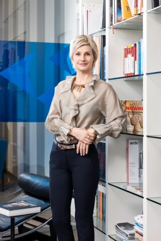 orenza Bernasconi Moser: “Sentirsi sicuri!” Un settore sensibile, dove fiducia, disciplina e tecnologia non sono optional, ma fondamento. Un settore tradizionalmente maschile, gerarchico, spesso rigido. Lorenza Bernasconi Moser, guida GRUPPO SICUREZZA