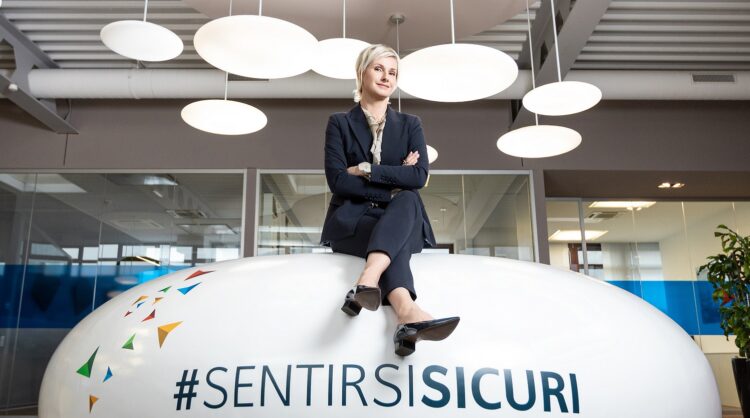 orenza Bernasconi Moser: “Sentirsi sicuri!” Un settore sensibile, dove fiducia, disciplina e tecnologia non sono optional, ma fondamento. Un settore tradizionalmente maschile, gerarchico, spesso rigido. Lorenza Bernasconi Moser, guida GRUPPO SICUREZZA