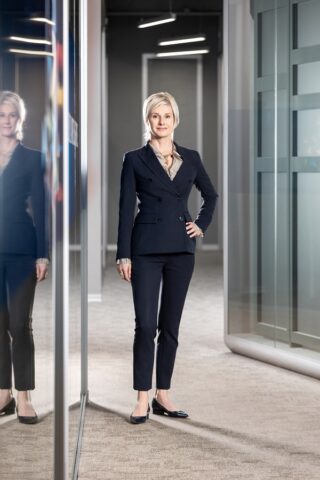 orenza Bernasconi Moser: “Sentirsi sicuri!” Un settore sensibile, dove fiducia, disciplina e tecnologia non sono optional, ma fondamento. Un settore tradizionalmente maschile, gerarchico, spesso rigido. Lorenza Bernasconi Moser, guida GRUPPO SICUREZZA