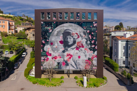 Astro Credy illumina Lugano: arte, simboli e crescita nella nuova fase di Credinvest Bank Sottotitolo Dopo oltre un anno di evoluzione visiva, l’installazione di Yuri Catania cambia volto: la Luna conquista la facciata principale e racconta l’espansione della banca