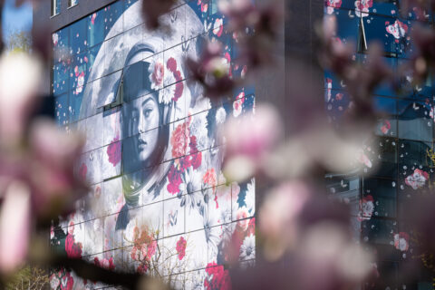 Astro Credy illumina Lugano: arte, simboli e crescita nella nuova fase di Credinvest Bank Sottotitolo Dopo oltre un anno di evoluzione visiva, l’installazione di Yuri Catania cambia volto: la Luna conquista la facciata principale e racconta l’espansione della banca