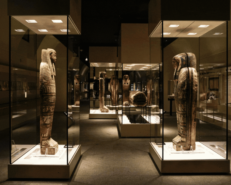 Al Castello Sforzesco riapre la Galleria Antico Egitto con 330 opere e 80 reperti inediti. Un nuovo allestimento per scoprire l’antico Egitto tra storia, arte e ricerca.