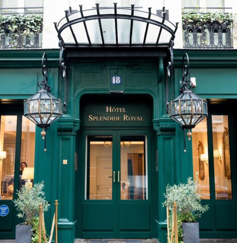 L’Hotel Splendide Royal di Parigi fa parte della Roberto Naldi Collection che vanta importanti hotel a Lugano e a Roma: è un Relais & Châteaux esclusivo a due passi dal palazzo dell’Eliseo, la residenza ufficiale del Presidente della Repubblica francese