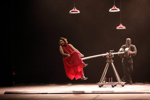 Prima Facie in Ticino debutta al LAC di Lugano dal 6 all’8 marzo: la Compagnia Finzi Pasca porta in scena il testo di Suzie Miller, tra teatro, giustizia e diritti delle donne.