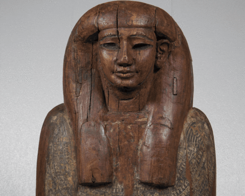 Al Castello Sforzesco riapre la Galleria Antico Egitto con 330 opere e 80 reperti inediti. Un nuovo allestimento per scoprire l’antico Egitto tra storia, arte e ricerca.