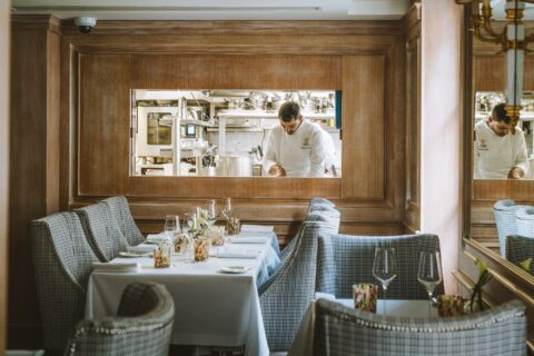 Ristorante Tosca: il lirismo italiano si ritrova nel piatto Nel cuore del Faubourg Saint-Honoré, il Ristorante Tosca dell’Hotel Splendide Royal Paris si impone come un indirizzo di carattere, dove la cucina italiana trova una voce personale senza perdere il proprio accento originario