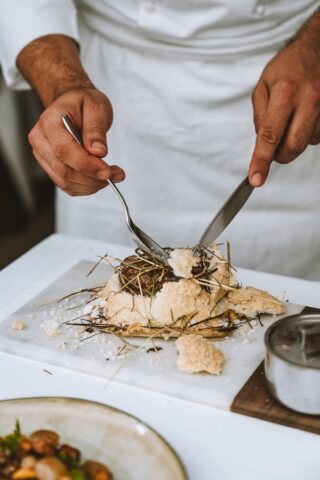 Ristorante Tosca: il lirismo italiano si ritrova nel piatto Nel cuore del Faubourg Saint-Honoré, il Ristorante Tosca dell’Hotel Splendide Royal Paris si impone come un indirizzo di carattere, dove la cucina italiana trova una voce personale senza perdere il proprio accento originario 