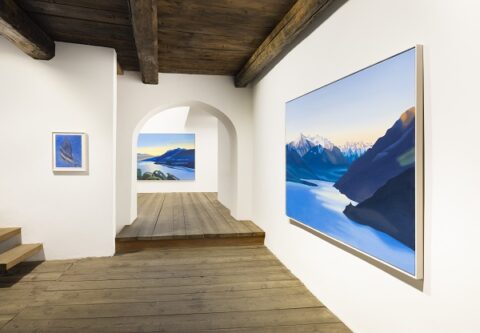 Monica De Cardenas in front of Alex Katz – November, 1992, oil on canvas, 82,5 x 230 cm