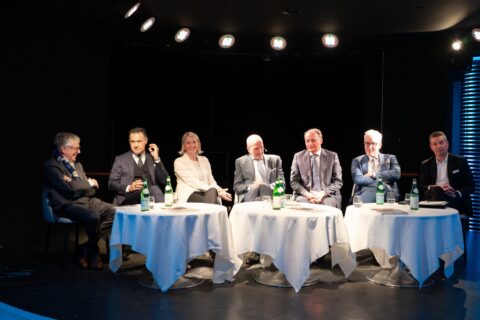 La piazza finanziaria ticinese e la capacità di gestire il cambiamento La necessità della profonda trasformazione imposta dal rapido e irreversibile mutamento delle condizioni generali in cui si è sviluppato il sistema bancario svizzero e soprattutto ticinese: se ne è parlato nella prima delle tavole rotonde del 2026 di Ticino Welcome. Partner della serata Emil Frey SA