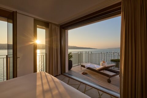 Alex Lake Zurich: nuova direzione e riapertura delle terrazze sul lago Sottotitolo Dario Salvel assume la guida dell’hotel firmato The Living Circle mentre prende il via la stagione primaverile affacciata sul lago di Zurigo Meta description Alex Lake Zurich inaugura la stagione delle terrazze e nomina Dario Salvel direttore: novità, visione e offerta gastronomica sul lago.